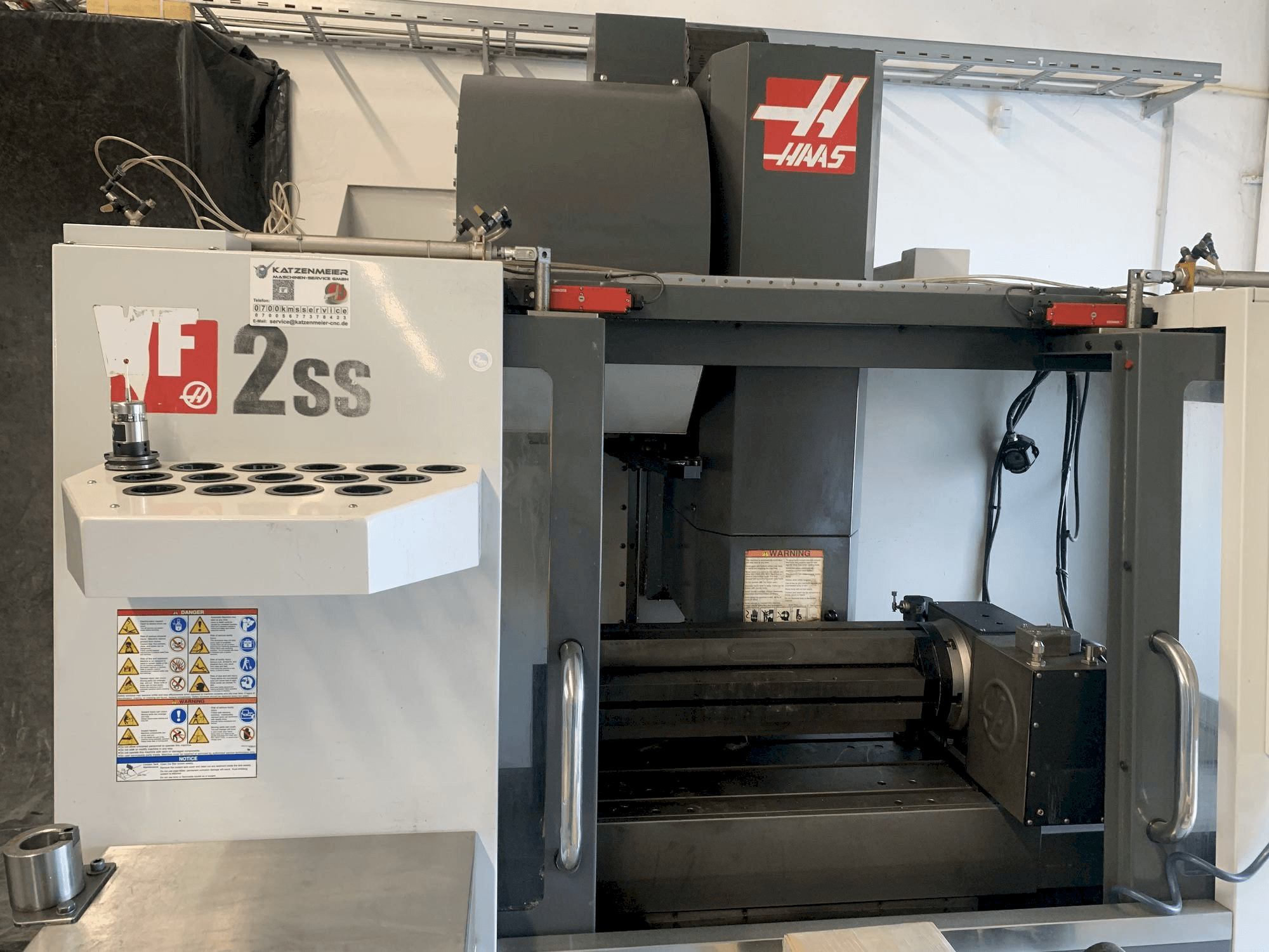 Vista frontale della macchina HAAS VF-2SS