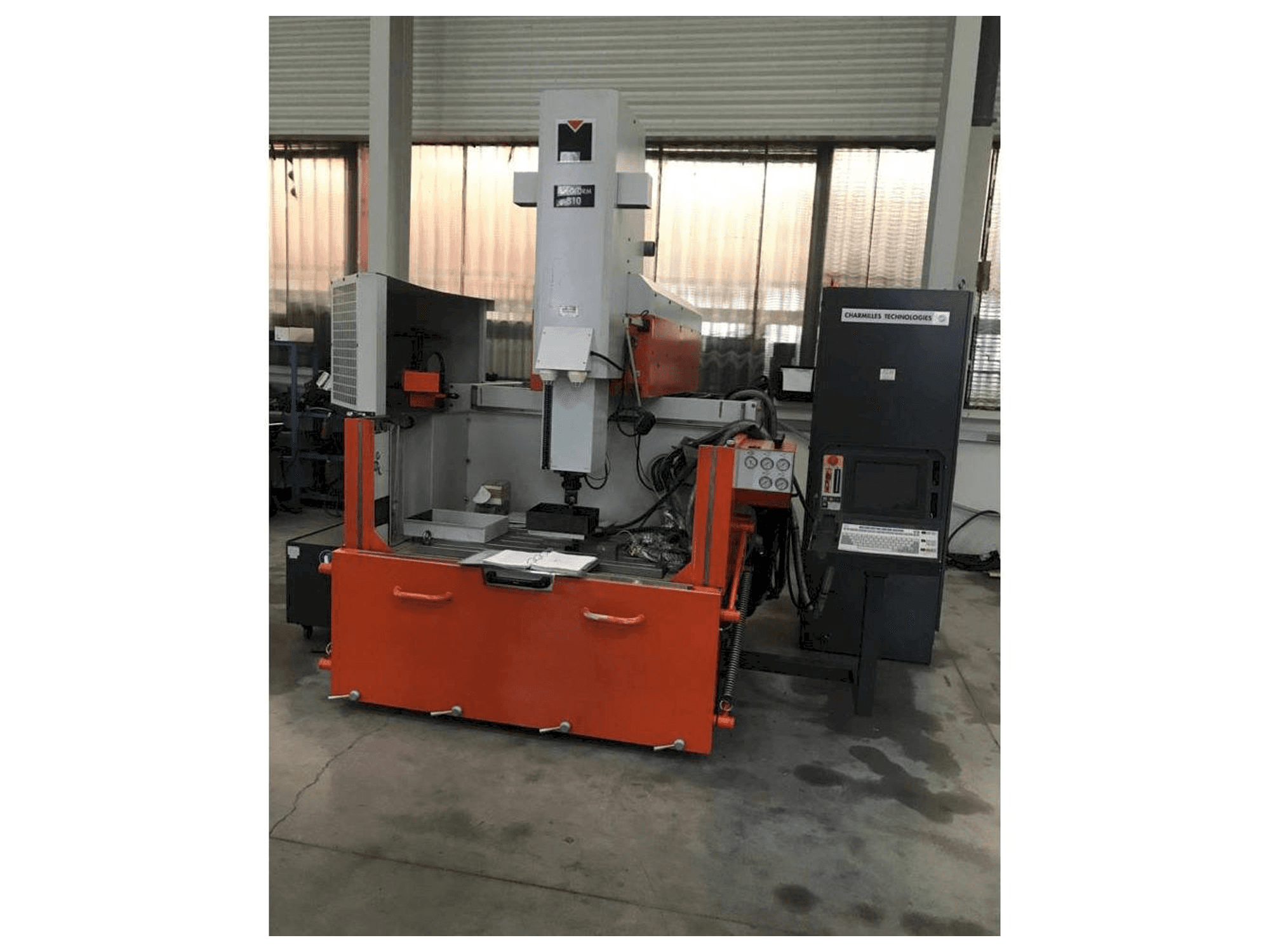 Vista frontale della macchina CHARMILLES ROBOFORM 810