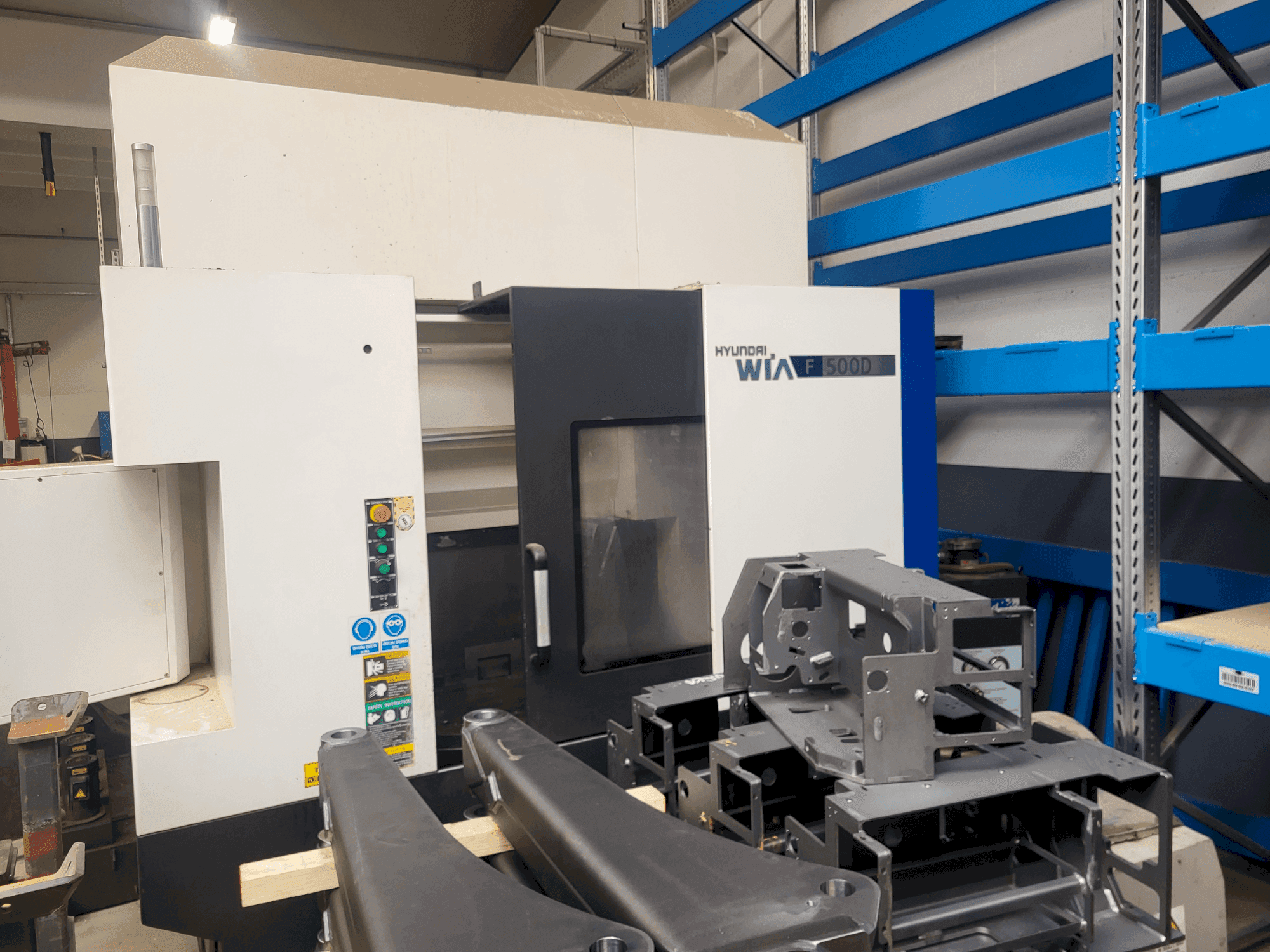 Vista frontale della macchina Hyundai Wia F500D
