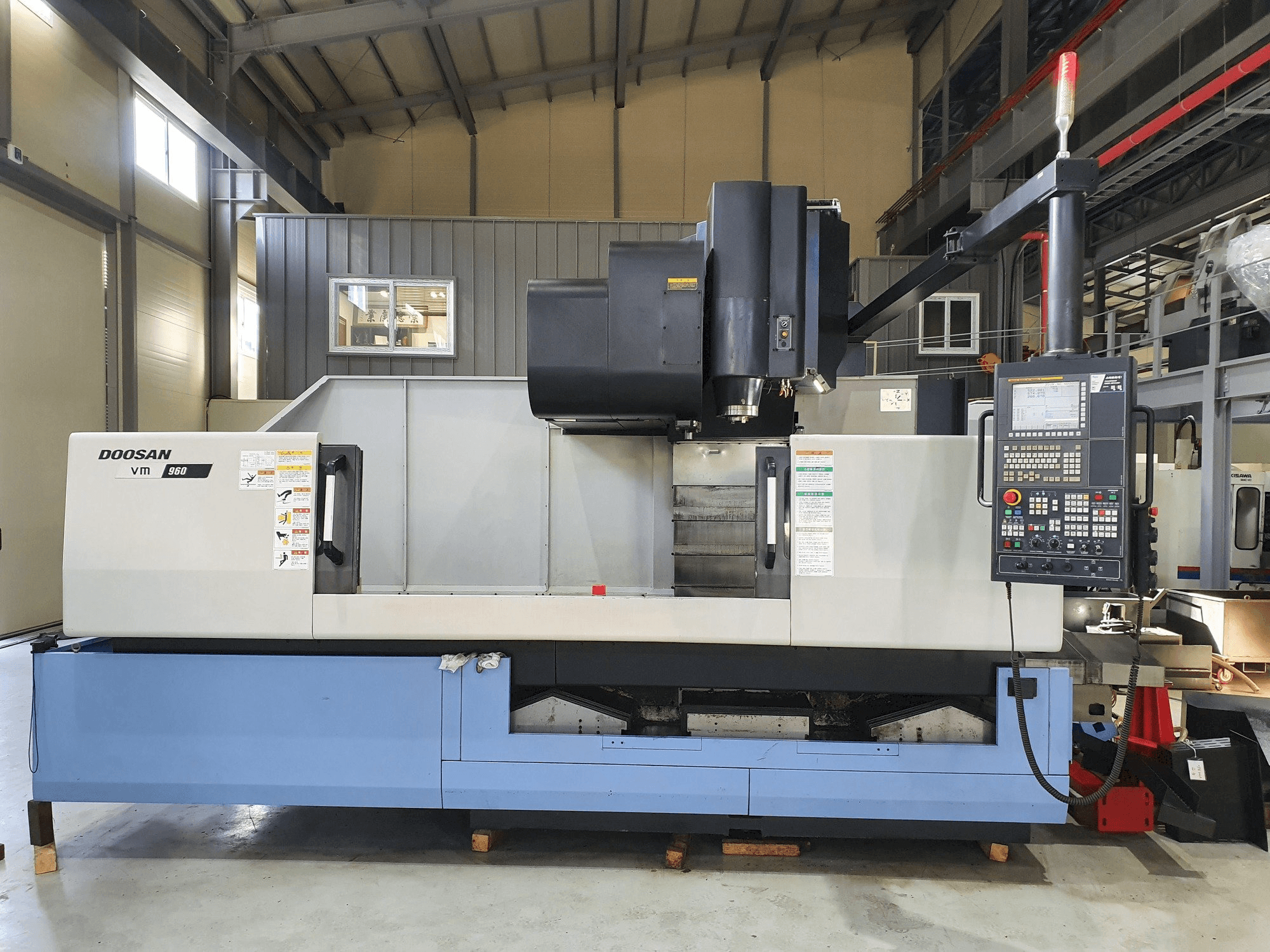 Vista frontale della macchina Doosan VM 960