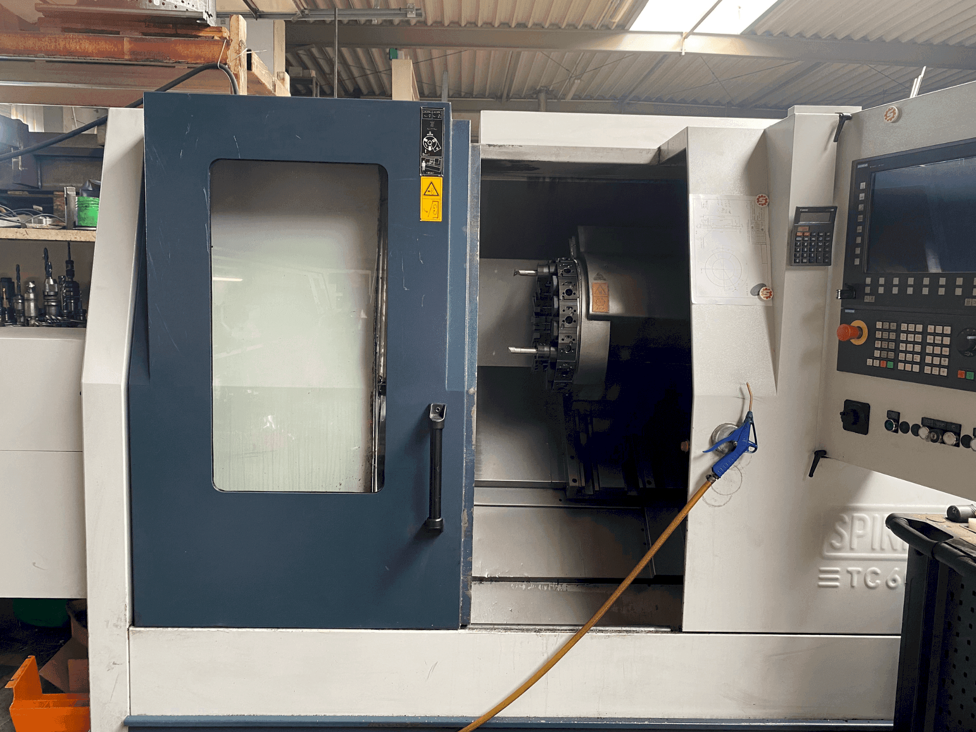 Vista frontale della macchina SPINNER TC 600-65MC