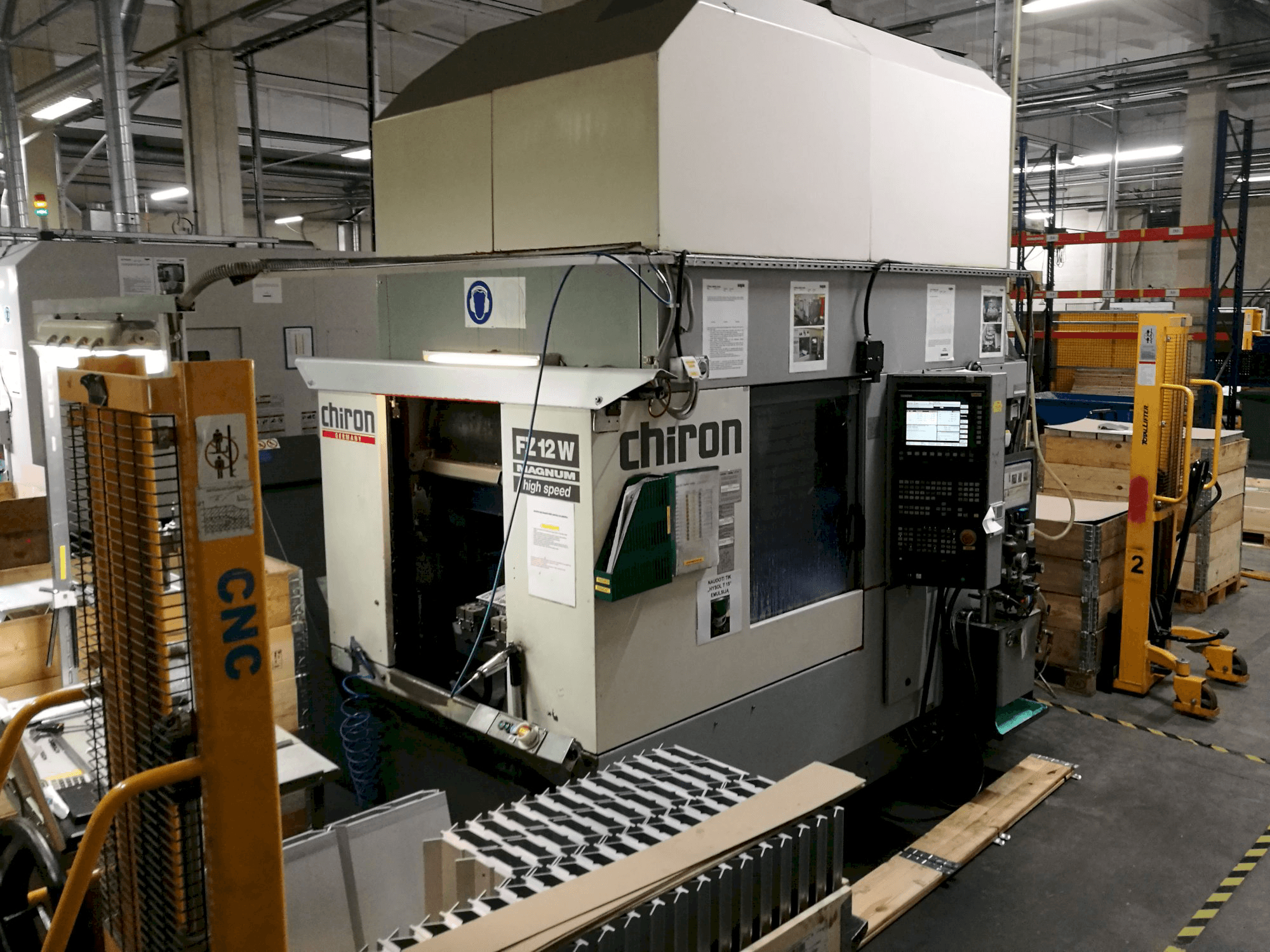 Vista lato sinistro della macchina Chiron FZ 12 W