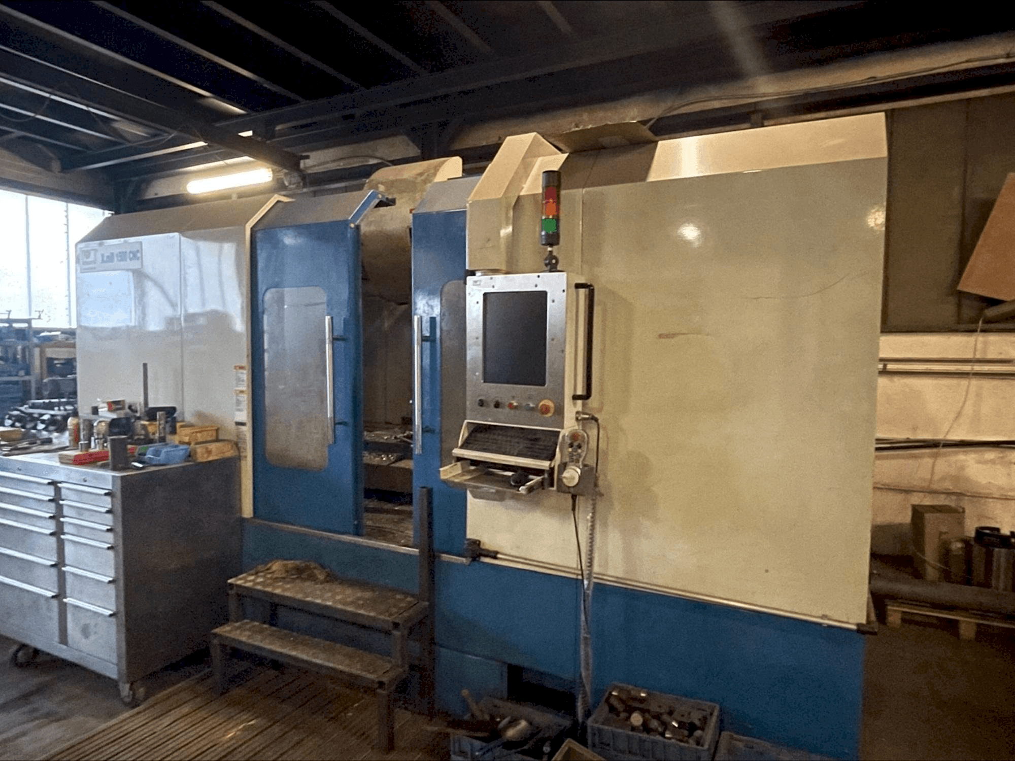 Vista frontale della macchina KNUTH LL 1500 CNC